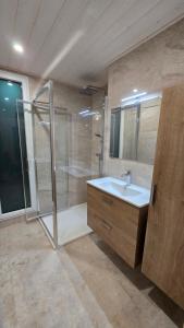 a bathroom with a shower and a sink at Chalet Ø2 - lumineux et climatisé - proche plage in La Brée-les-Bains