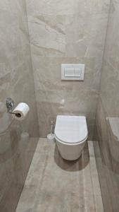 a bathroom with a toilet and a roll of toilet paper at Chalet Ø2 - lumineux et climatisé - proche plage in La Brée-les-Bains