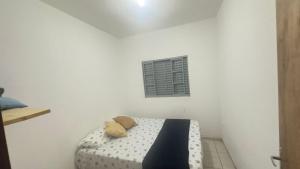 a bed in a room with a window at Recanto da Nonô in Gonçalves