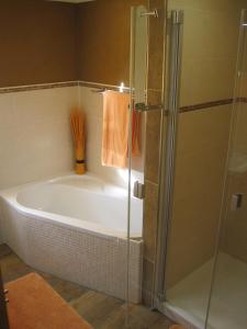 Das Bad ist mit einer Badewanne und einer Dusche ausgestattet. in der Unterkunft B&U Fewo Scherhag in Alken