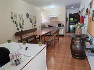 a kitchen and dining room with a table and chairs at O Solpor Fillobal in Vilar