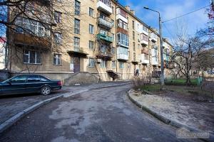a car parked on the side of a street next to a building at Apartment on 8 Marta in Mykolaiv