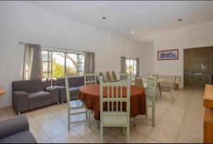 a living room with a table and a couch at Quinta las flores de Elizondo in Xochitepec