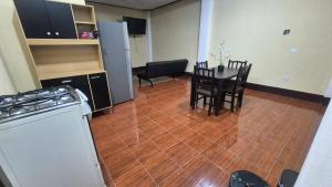 a kitchen and dining room with a table and chairs at Estadía Climatizada en Escuintla in Escuintla +3 photos