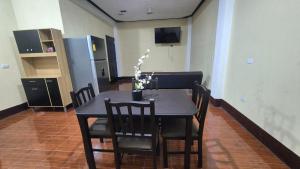 a dining room with a black table and chairs at Estadía Climatizada en Escuintla in Escuintla