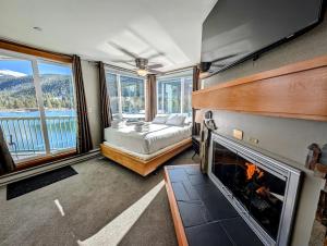 a bedroom with a bed and a fireplace at Lakeside 1485 by SummitCove Lodging in Colorado in Keystone