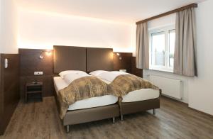 A bed or beds in a room at Der Kaiserhof Ried
