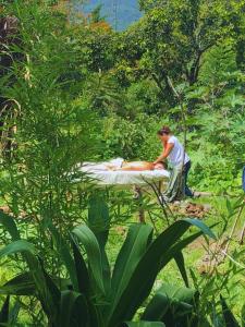a man making a bed in a garden at Glamping in Malinalco in Malinalco