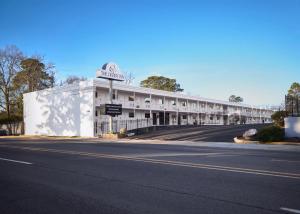 a white building on the side of a road at The Derby Inn in Hot Springs