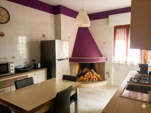 a kitchen with a fire place in the middle of a kitchen at Mare e Città in Selargius