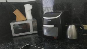 a microwave and a toaster oven and a coffee maker at Irie Bamboo in Bamboo