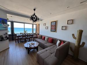a living room with a couch and a table at Casa de Marinero in Martil