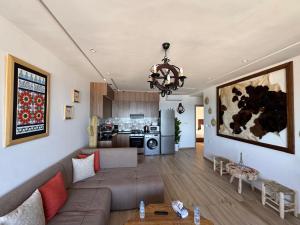 a living room with a couch and a kitchen at Casa de Marinero in Martil