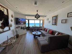 a living room with a couch and a table at Casa de Marinero in Martil