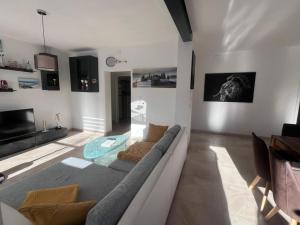 a living room with a couch and a tv at Moderne Wohnung mit Stil in Grossgerungs