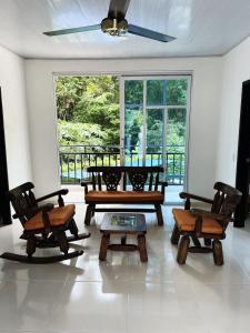 a living room with a table and two chairs at Hotel villa dulce campestre in Melgar