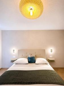 a bedroom with a large bed with a yellow ceiling at Refuge des Plages-T3 neuf climatisé - Terrasse Sud - proche mer et port à Fréjus in Fréjus