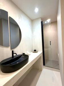 a bathroom with a black sink and a shower at Studio Le Cosy Jungle & Piscine in Pointe-à-Pitre +25 photos