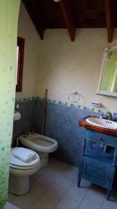 a bathroom with a toilet and a sink at Casita de Belén in Merlo