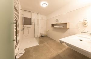 A bathroom at Der Kaiserhof Ried