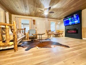 a living room with a bed and a tv at Charming vacation nest in Sevierville +8 photos