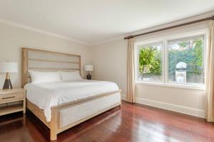 a bedroom with a large bed and a window at Amazing days Spa Pool Villa near Disney & Beaches in Placentia +104 photos