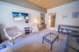 a living room with a couch and a table at Gateway Lodge 5054 by SummitCove Lodging in Colorado in Keystone