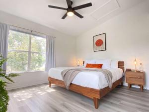 a bedroom with a bed and a ceiling fan at Sanctuary at Oaks - Full Kitchen , Near I75 in Gainesville