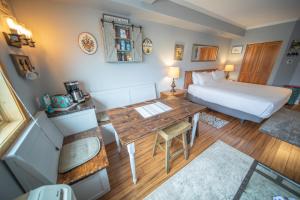a hotel room with a bed and a table and a bed at Gateway Lodge 5084 by SummitCove Lodging in Colorado in Keystone