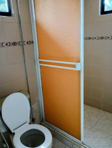 a bathroom with a toilet and a shower at Cabaña Villa Gabi in San Antero +27 photos