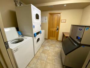 a small kitchen with a washer and dryer at Gateway Lodge 5099 by SummitCove Lodging in Colorado in Keystone +37 photos