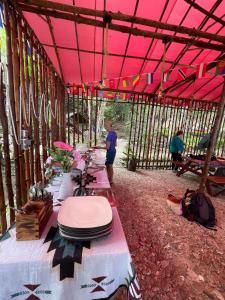 a long table with a pink tent with toilets on it at Lainkalogos Glamping in Rabia