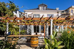 a wooden pergola in front of a house at AYCA La Flora Hotel Boutique in Valparaíso