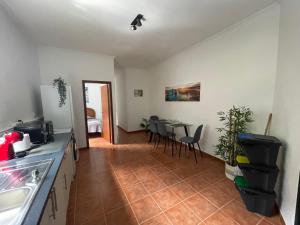 a kitchen and dining room with a table and chairs at Rdj A in Porto Moniz