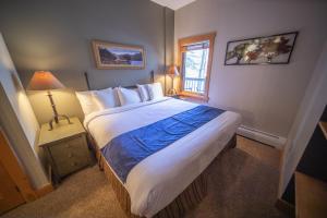 a bedroom with a large bed and a window at Expedition Station 8554 by SummitCove Lodging in Colorado in Keystone +53 photos