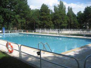 A piscina localizada em Hotel La Pardina ou nos arredores