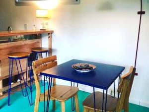 a blue table with chairs and a bowl on it at Diva gues del Pereyra Sur in Villa Elisa