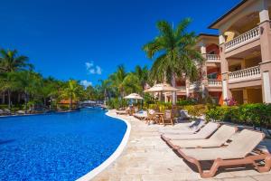 Bazén v ubytování Infinity Bay Spa & Beach Resort nebo v jeho okolí