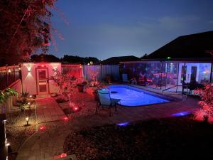 ein Hinterhof mit Swimmingpool bei Nacht in der Unterkunft Davis Isle Private Resort Luxury in Orlando