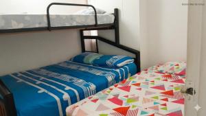 a bedroom with a bunk bed and a twin bed at Lindo en el rodadero in Gaira