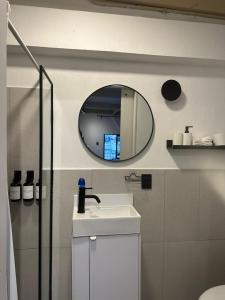 a bathroom with a sink and a mirror at Casa Elisa - Expiatorio in Guadalajara +12 photos