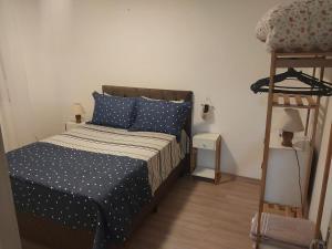 a bedroom with a bed with blue polka dot sheets at Apto terreo bem arejado e iluminado in Gravataí