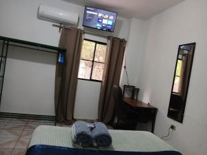 a bedroom with a bed with two towels on it at Tunco SurfHouse in El Sunzal