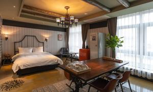 a bedroom with a bed and a table and a dining room at 대구 2월 호텔 동성로점 in Daegu +45 photos