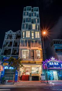 a tall building on a city street at night at Thanh Long Hotel - Bach Dang in Ho Chi Minh City