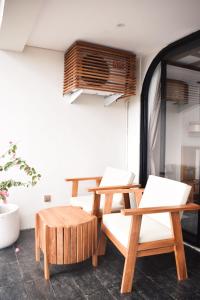two tables and two chairs in a room at The Casa Lunamoon in Kintamani