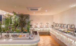 a restaurant with a buffet line with food at 대구 2월 호텔 동성로점 in Daegu