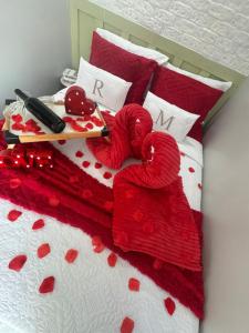 a bed with a heart made out of red yarn at Chalé Refugio nas montanhas in Guaratuba