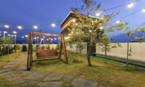 a garden with a mirror and a house at Daegu Seongseo Hotel Series 5.0 in Daegu