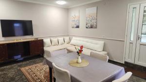 ein Wohnzimmer mit Sofa und Tisch in der Unterkunft Aramenc in Gjumri